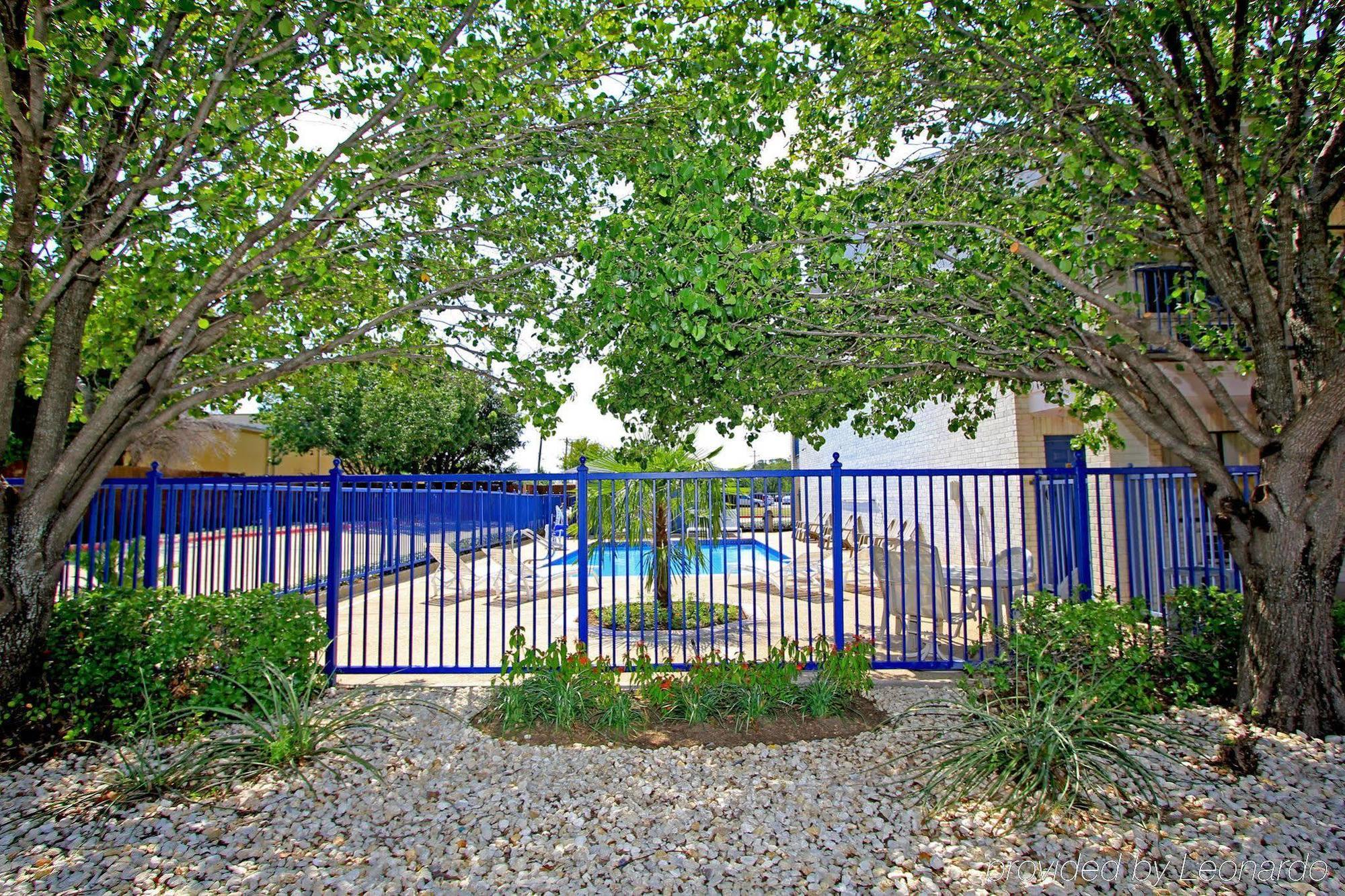 Days Inn By Wyndham Round Rock Exterior photo