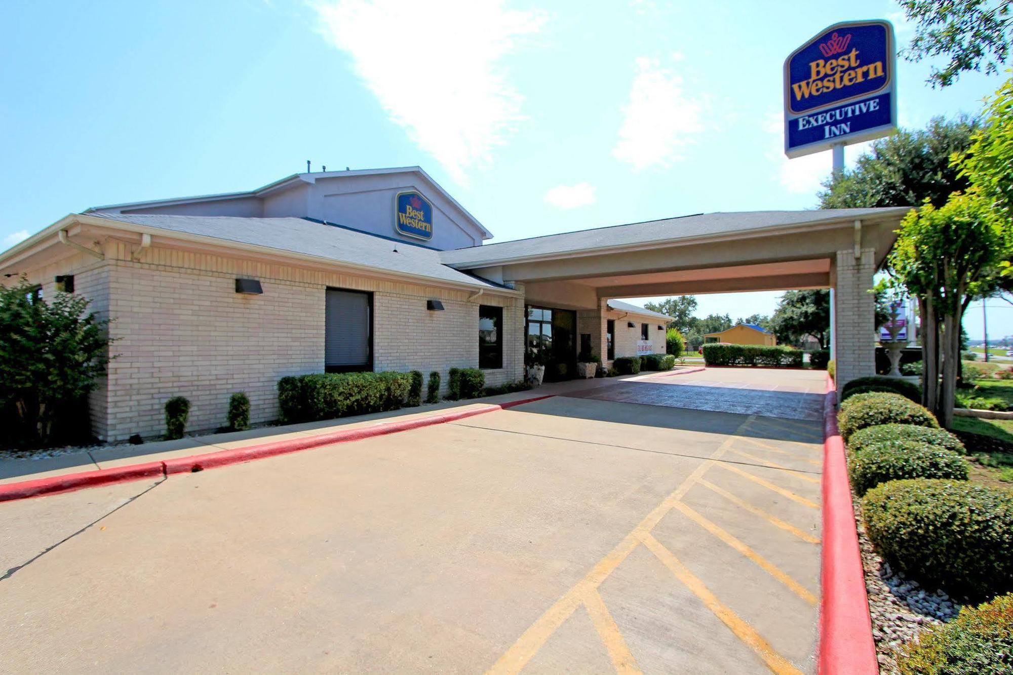 Days Inn By Wyndham Round Rock Exterior photo